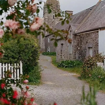 Au 3 La Cour A Tot *