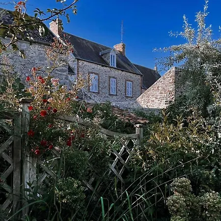 Au 3 La Cour A Tot *