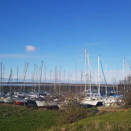 Au 3 La Cour A Tot *