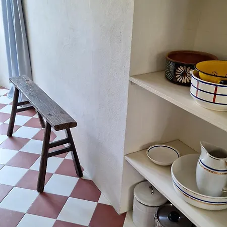 Au 3 La Cour A Tot *