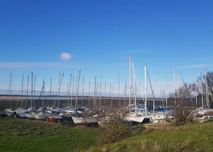 Au 3 La Cour A Tot *