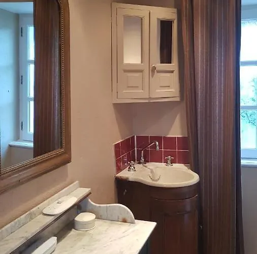 Au 3 La Cour A Tot *